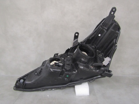 Lampa przód Toyota Verso LIFT ZWYKŁA SOCZEWKA 13-18 RH 81130-0F161
